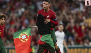 Portogallo, un fan s'inchina a Cristiano Ronaldo | VIDEO (screen Gazzetta.it)