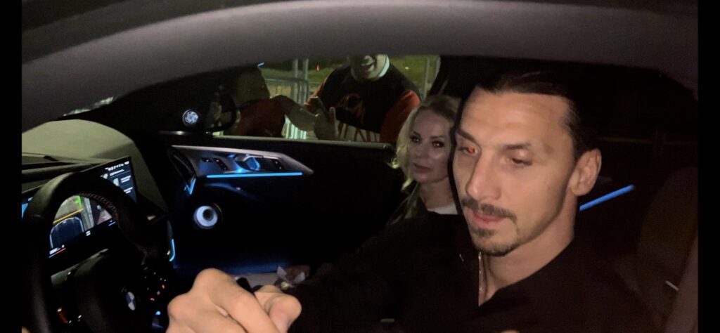 Milan, Ibrahimovic si ferma per foto e autografi con i tifosi | PM VIDEO