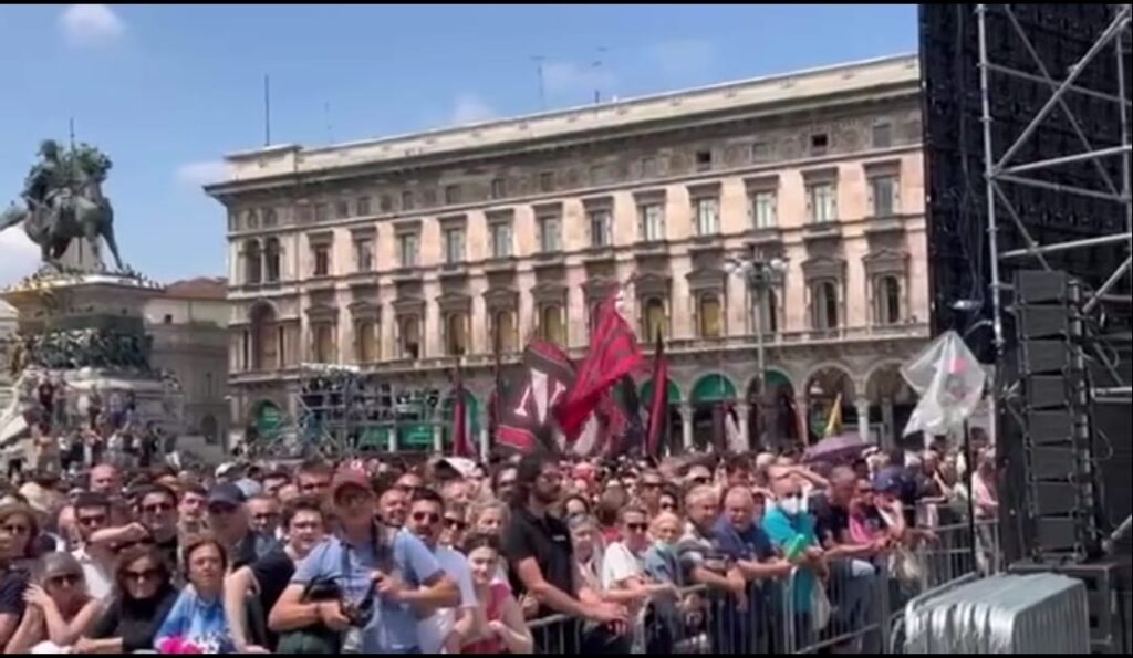 Tifosi del Milan presenti ai funerali di Berlusconi (foto pm)