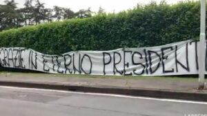 Morte Berlusconi striscione Arcore