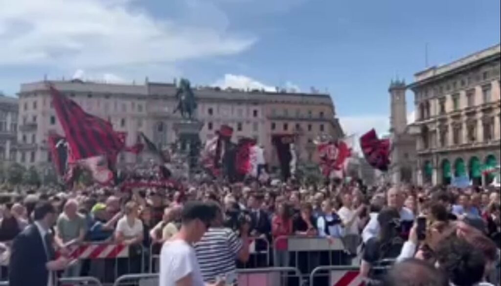 Funerali Berlusconi, applausi in Duomo dei tifosi del Milan (foto pm)