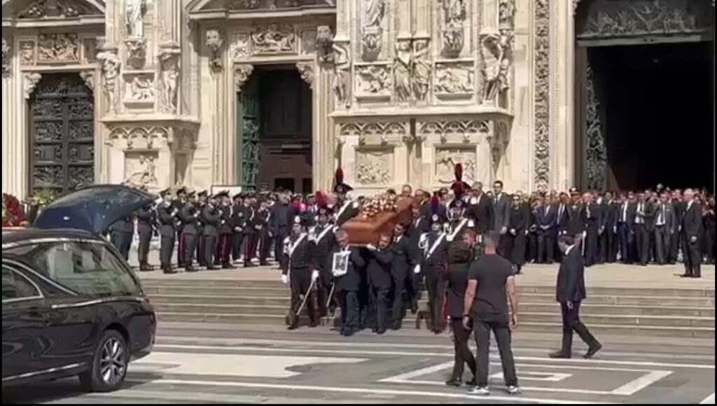 Funerali Berlusconi, l'uscita del feretro dal Duomo (foto pm)