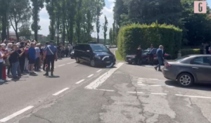 Morte Berlusconi, l'arrivo della salma ad Arcore | VIDEO (screen Gazzetta.it)