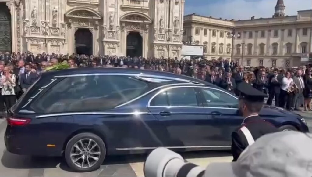 Funerali Berlusconi, il carro funebre lascia il Duomo (foto pm)