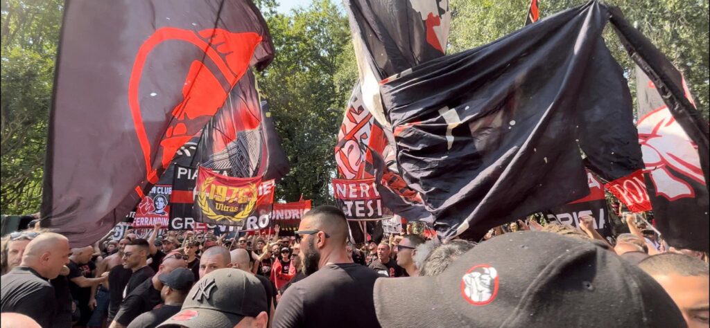 Il CORTEO e i CORI della CURVA SUD al RADUNO del MILAN 2023