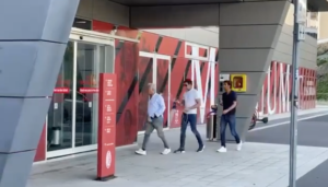 Video - Calciomercato Milan, l'agenta di Gabbia a Casa Milan