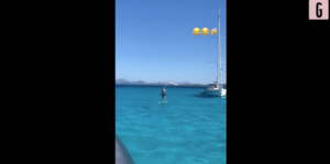 Milan, Theo Hernandez si rilassa tra surf e birra | VIDEO (screen Gazzetta.it)