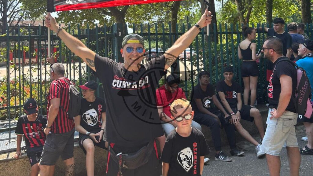 Raduno AC Milan 2023-2024 tifosi Milanello