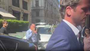 Milan-Newcastle, l'arrivo di Gerry Cardinale al pranzo ufficiale Uefa | VIDEO (screen Gazzetta.it)