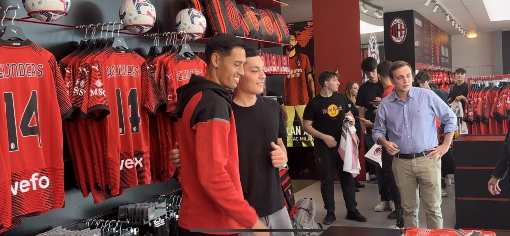Milan, Meet&Greet di Reijnders: autografi e foto coi tifosi | PM VIDEO