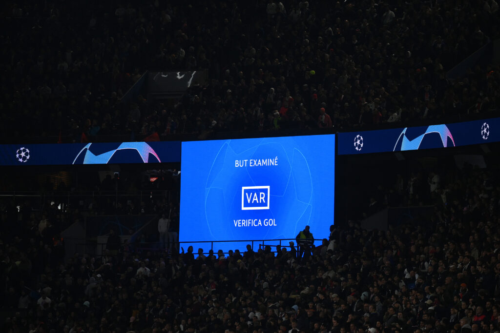 Il tabellone durante PSG-Milan comunica un check in corso della VAR (getty images)