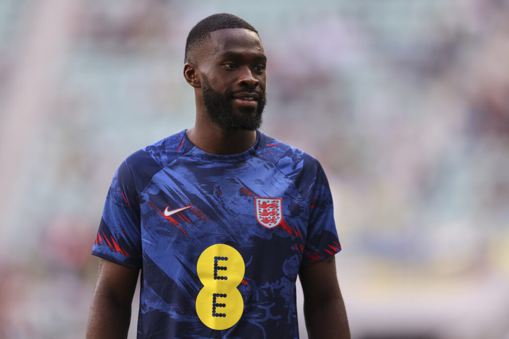 Fikayo Tomori, difensore del Milan. Qui nel riscaldamento di Inghilterra-Ucraina (getty images)