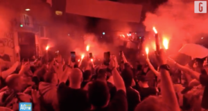 Napoli, cori e fumogeni per la festa di Maradona | VIDEO (screen gazzetta.it)