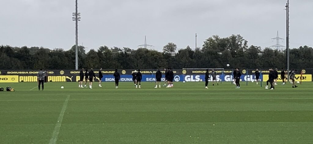 Riscaldamento dei giocatori del Borussia Dortmund alla vigilia del match contro il Milan