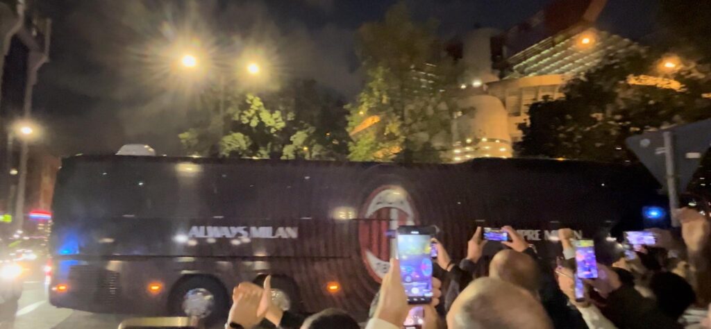 VIDEO - Milan-Juventus, pullman rossonero a 'San Siro' | PM News