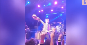 Inter o Milan? I Green Day e il 'derby' durante il concerto | VIDEO (screen Gazzetta.it)