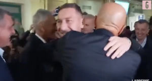 Ex Roma, Spalletti e Totti: l'abbraccio della 'pace' | VIDEO (screen gazzetta.it)