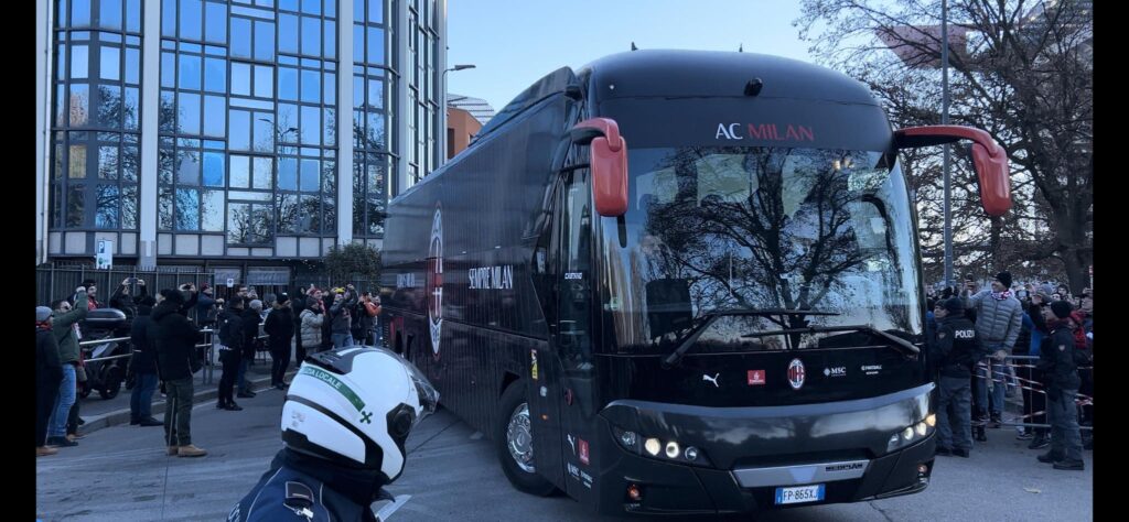 VIDEO - Milan-Monza, pullman rossonero arrivato a 'San Siro' | PM News