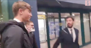Calciomercato Roma, l'arrivo di Huijsen a Fiumicino | VIDEO (screen gazzetta.it)