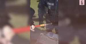 Serie C, dalla bandiera spunta un coltello: le immagini | VIDEO (screen gazzetta.it)