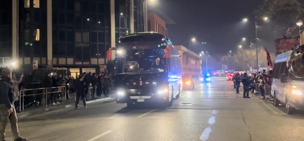 VIDEO - Milan-Roma, pullman rossonero arrivato a 'San Siro' | PM News