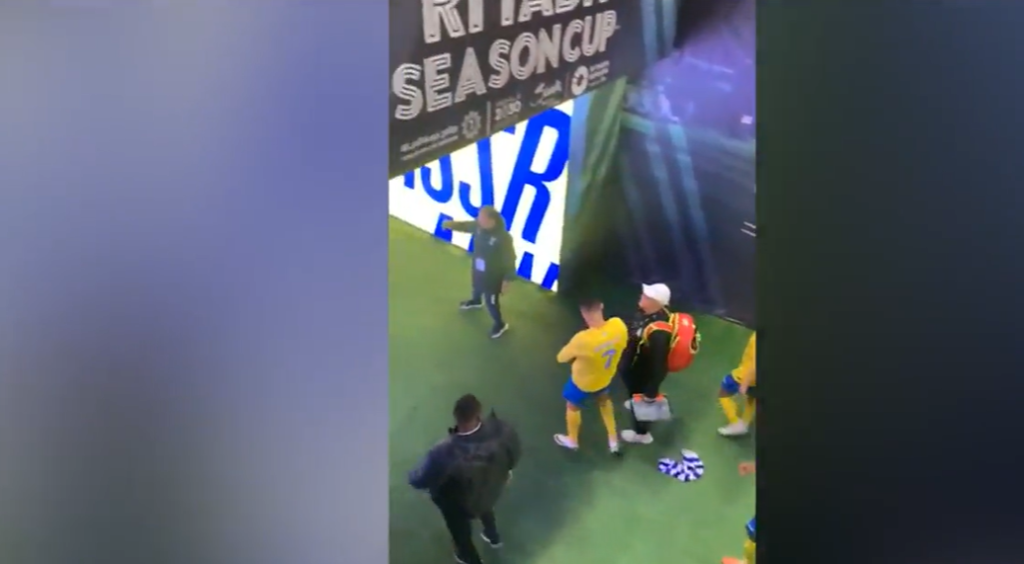 Ronaldo shock: brutto gesto con la sciarpa dell'Al Hilal | VIDEO (screen gazzetta.it)