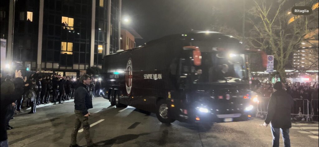 VIDEO - Milan-Napoli, pullman rossonero arrivato a San Siro | PM News