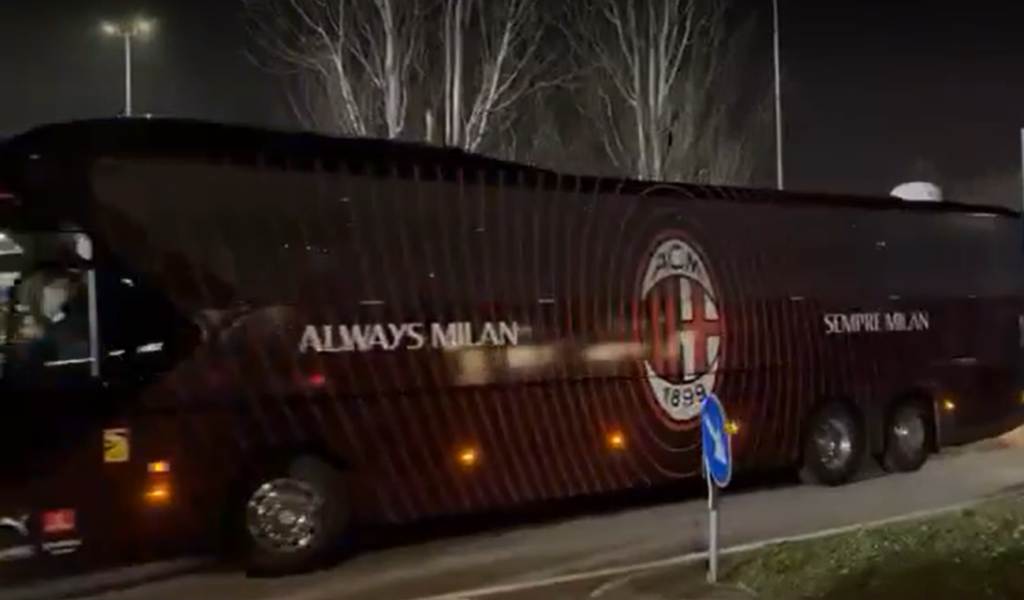 VIDEO - Monza-Milan, pullman rossonero arrivato allo stadio | PM News