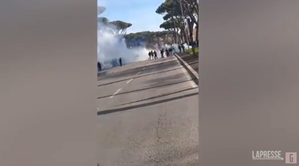 Derby Roma-Lazio, gli scontri prima della partita | VIDEO (screen Gazzetta.it)