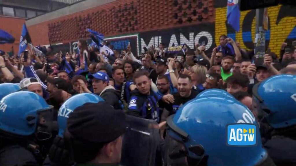 festa Scudetto Inter tifoso Polizia