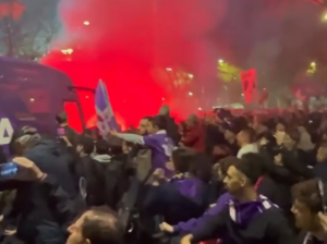 Fiorentina-Milan, fumogeni e non solo: la carica dei tifosi Viola | VIDEO (screen Gazzetta.it)