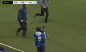 Incredibile in MLS, in campo c'è... un procione | VIDEO (screen Gazzetta.it)