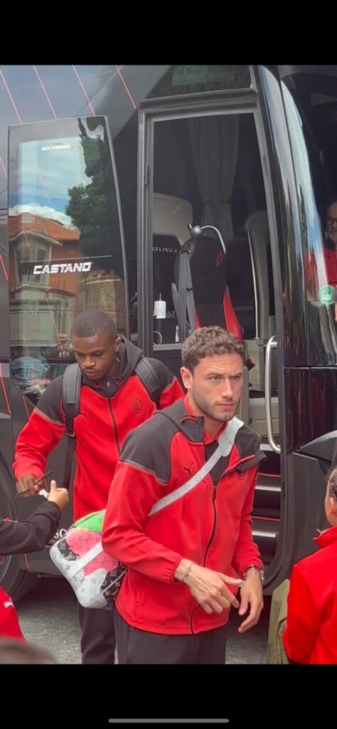 Milan-Salernitana, l'arrivo dei rossoneri in hotel per il ritiro pre-partita | VIDEO (screen Gazzetta.it)