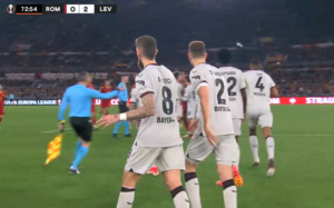 Roma-Bayer Leverkusen, rissa dopo il gol di Andrich | VIDEO (screen Gazzetta.it)