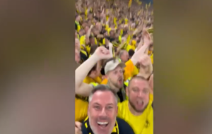 Jamie Carragher ubriaco in curva del Borussia Dortmund | VIDEO (screen gazzetta.it)