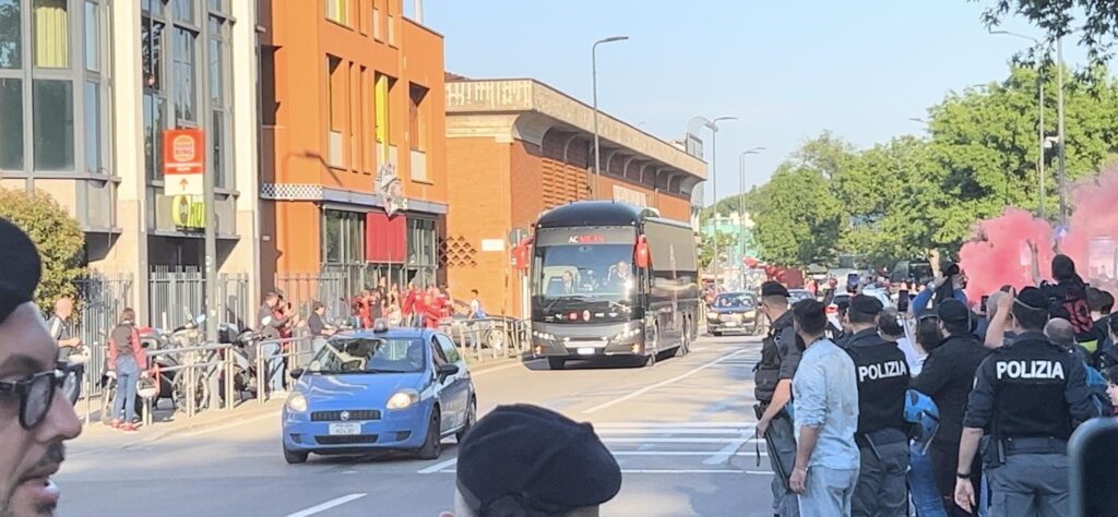 VIDEO - Milan-Cagliari, pullman rossonero arrivato a San Siro | PM News