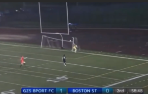 Calcio estero: la punizione spacca incredibilmente la porta | VIDEO (screen Gazzetta.it)