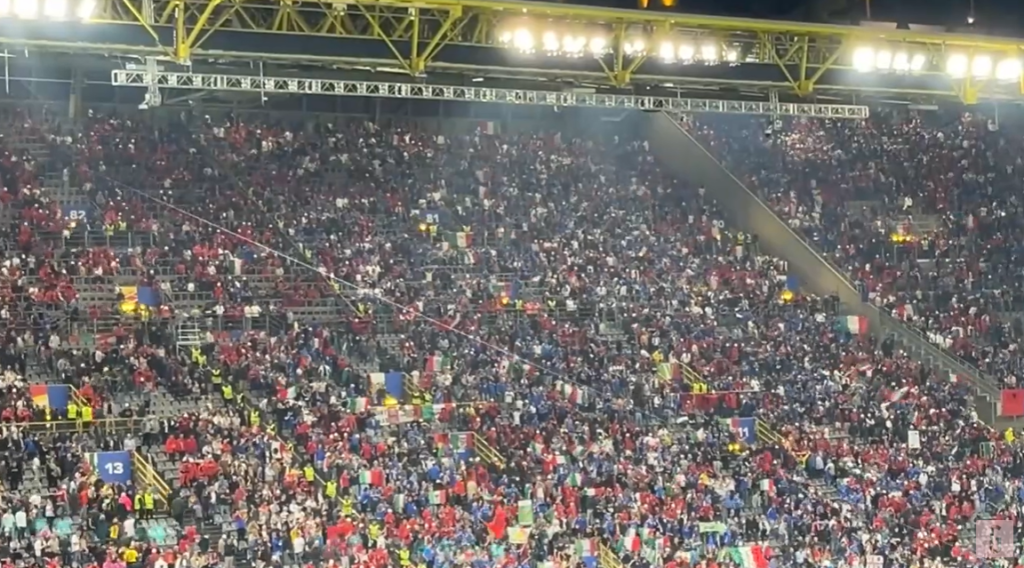 Euro24, festa dei tifosi dell'Italia. Si canta "Un'estate italiana" | VIDEO (screen gazzetta.it)