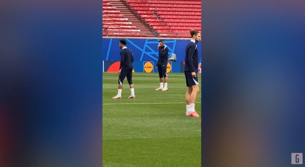 Europei, Mbappé gioca...con la maschera. Le immagini | VIDEO (screen Gazzetta.it)