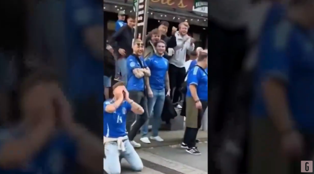 Italia-Albania, i tifosi albanesi spezzano gli spaghetti | VIDEO (screen Gazzetta.it)