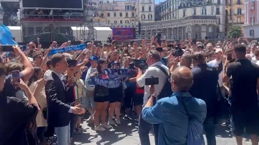 Presentazione Conte Napoli accoglienza tifosi