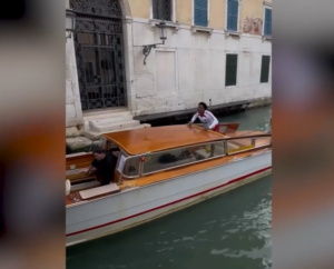 Lo streamer e influencer 'Speed' con indosso la maglia di Maldini, salta con la maglia di Maldini a Venezia. Leao commenta (screen Gazzetta.iT)