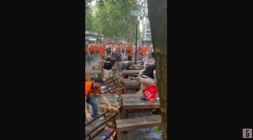 Euro24, scontri tra i tifosi olandesi e inglesi | VIDEO (screen Gazzetta.it)