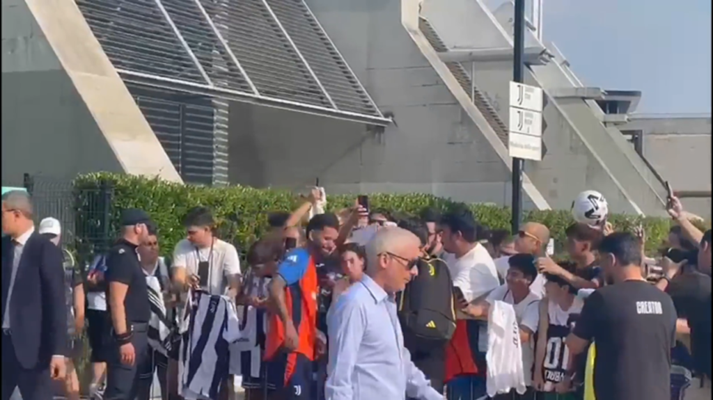 Tifosi Juventus Douglas Luiz