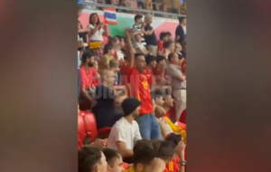 Golazo di Yamal, il padre impazzisce in tribuna | VIDEO (screen Gazzetta.it)
