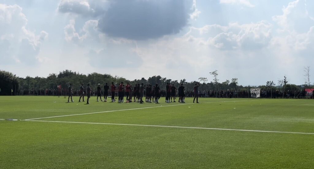 VIDEO - Milan, il raduno: i tifosi acclamano la squadra | PM NEWS