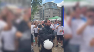 Europei, il poliziotto è il sosia di Southgate: esilarante reazione | VIDEO (screen Gazzetta.it)
