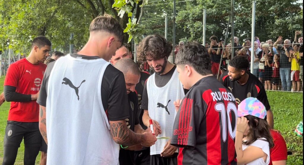 VIDEO - Milan, il raduno: Fonseca e giocatori salutano i tifosi | PM NEWS