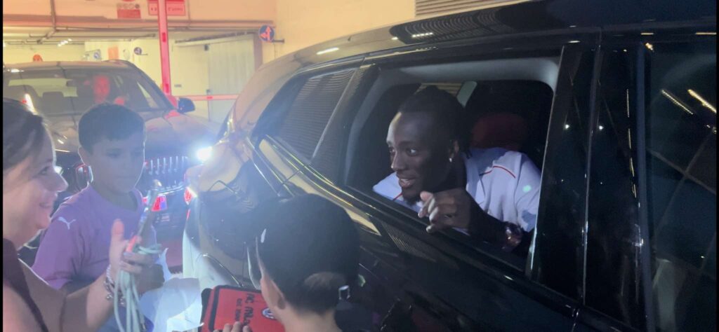 Calciomercato - Abraham lascia Casa Milan: si ferma con i tifosi | PM Video