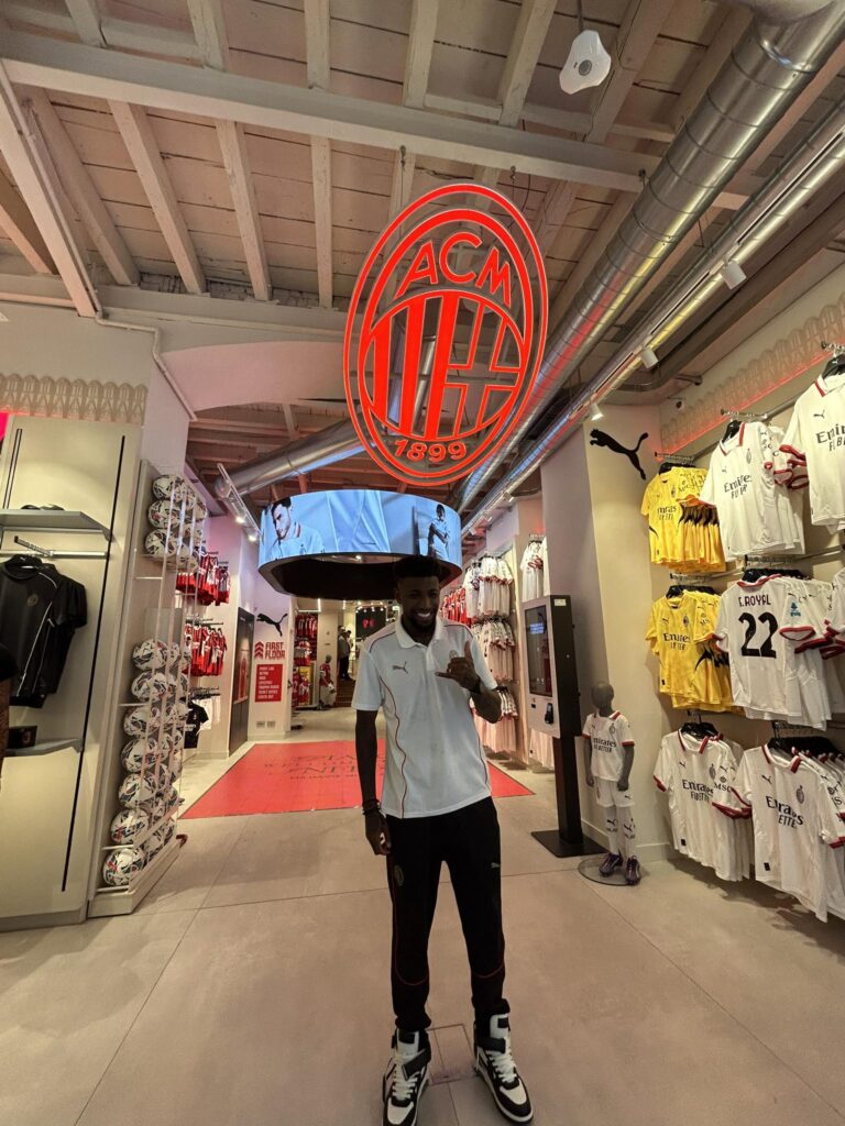 VIDEO - Milan, Emerson Royal: l'incontro con i tifosi rossoneri | PM NEWS